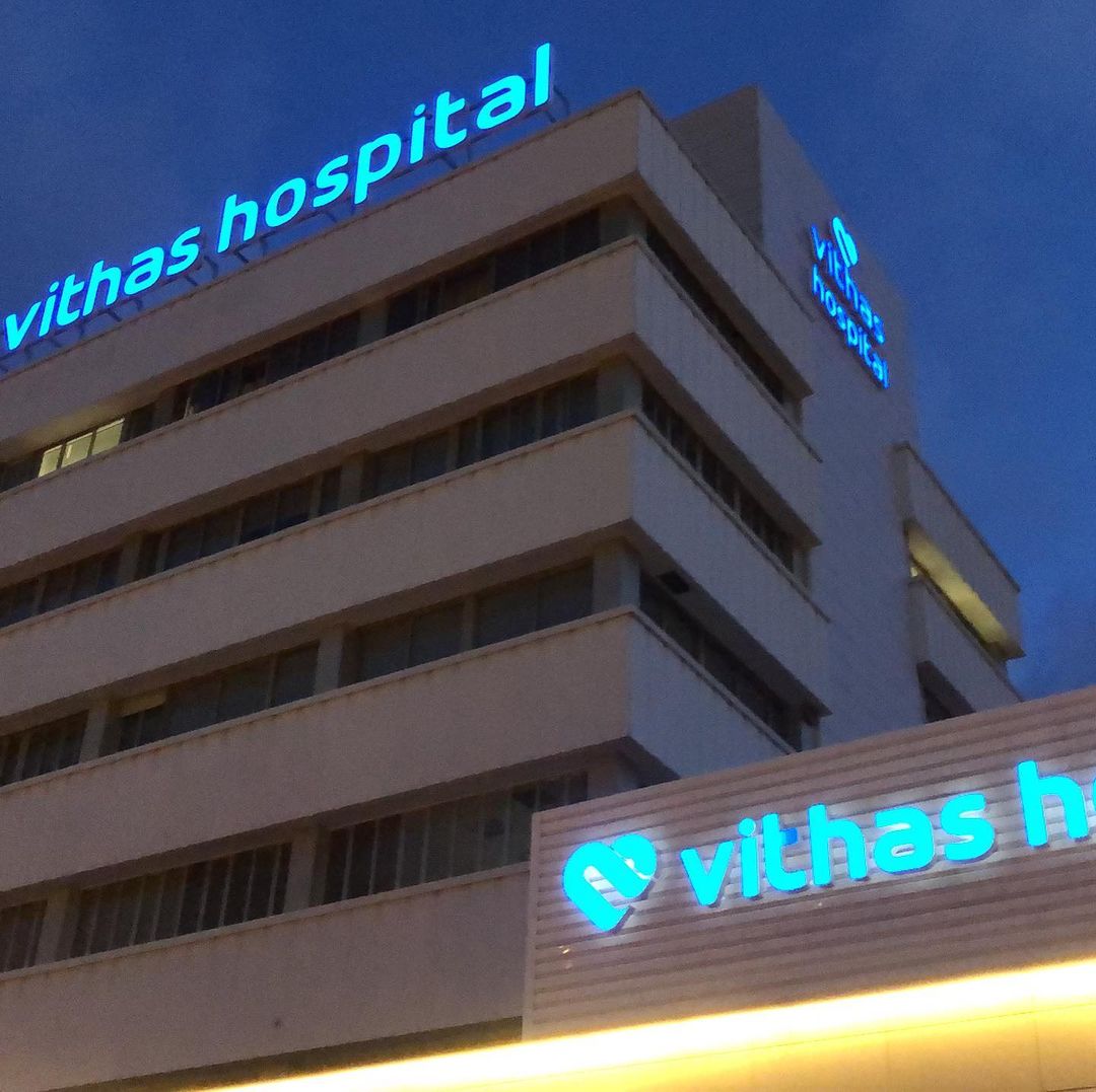 Instalación de rótulos en hospitales VITHAS